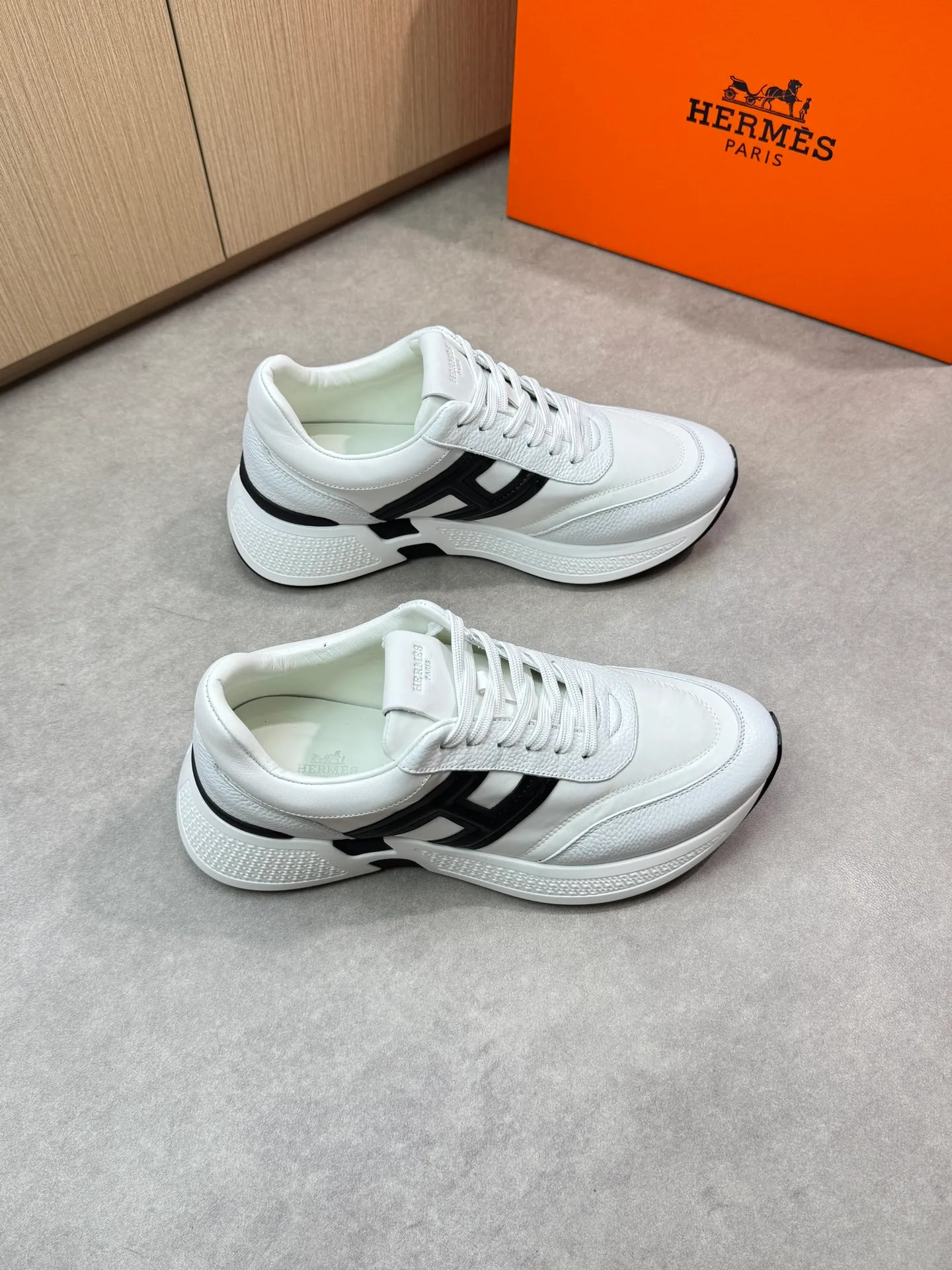 [HERMES] Hermès men's shoes 💰520💰 - high-end quality original items 🔍🔍🔍 casual sports shoes - upper: 🔝 pebbled calfskin, brand high mercerized canvas, body sewn with brand ´H´ totem, tongue brand logo cloth label - lining: water-dyed cowhide -Outsole: Ultra-light T men's shoes 💰U foam·rubber; two-color molded outsole -Ultra-high quality control·Fine workmanship: highlighted (high-end·luxury·grade) -Size: 39-44 (38, 45, can be customized)